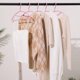 thumbnail image 5 of 20 Paquete de Perchas de Plástico Antideslizantes, Perchas Duraderas que Ahorran Espacio para Ropa, Armario, Abrigos, Pantalones, Mantas y Jeans Rosa, 5 of 6