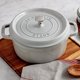 thumbnail image 2 of Olla de hierro fundido STAUB 4 cuartos Blanco Trufa, fabricada en Francia, 2 of 9