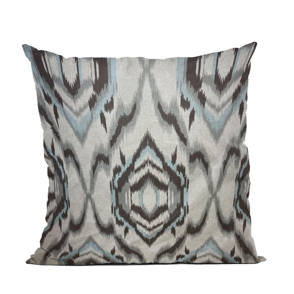 Almohada Ikat Dream de Plutus Brands, color azul, negro y crema, 100% lino