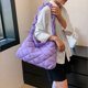 thumbnail image 5 of Bolso de mano acolchado para mujer, ligero y acolchado, tipo hobo, 2023, con pliegues en forma de nube., 5 of 6