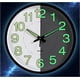 thumbnail image 5 of Reloj de pared con luz nocturna de 30 cm, silencioso, de cuarzo, con números y manecillas luminosas grandes, fácil de leer de día y de noche (negro), 5 of 6