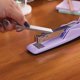 thumbnail image 4 of Engrapadora Swingline 545 Lavanda Capacidad para 20 Hojas, 4 of 6