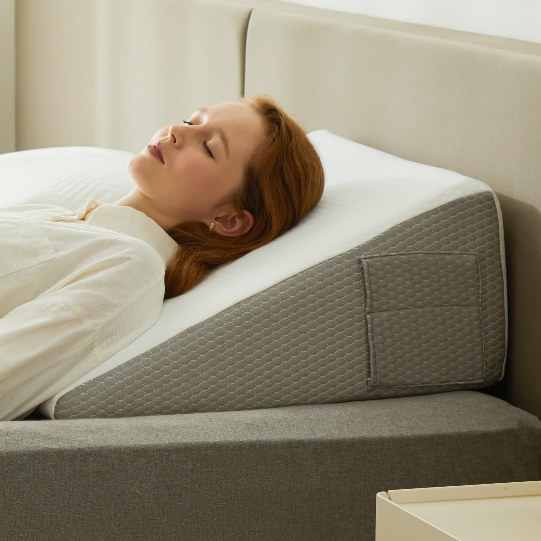 Almohada Con Forma De Cuña Bedluxe De 10 Pulgadas Para Aliviar El Reflujo Ácido, Blanco/gris
