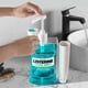 thumbnail image 2 of Dispensador de enjuague bucal Listerine, botellas de 1,5 o 1 litro con vasos y bomba, 2 of 3