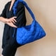 thumbnail image 5 of Bolso de mano acolchado para mujer, ligero y acolchado, tipo hobo, 2023, con pliegues en forma de nube., 5 of 6