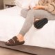 thumbnail image 2 of Zapatillas EverFoams Fuzzy de espuma viscoelástica con punta abierta para mujer, color moca, 2 of 7