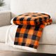 thumbnail image 4 of Manta PAVILIA Buffalo Plaid Sherpa negra y naranja, 150 x 200 cm, 4 of 8