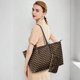thumbnail image 2 of Bolso Tote KALIDI con monograma 3D cúbico en cuero vegano, 2 of 7