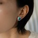 thumbnail image 5 of Aretes de Paraiba Azul Simulada de Forma Ovalada / Rubí Creado para Mujer con Acabado Cepillado Aretes de Plata Esterlina 925 Aretes de Botón de Diamante Simulado con CZ para Mujer, 5 of 5
