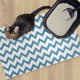 thumbnail image 4 of Tapete para arena Fresh Kitty 102 cm x 64 cm con patrón chevron azul y blanco, 4 of 5