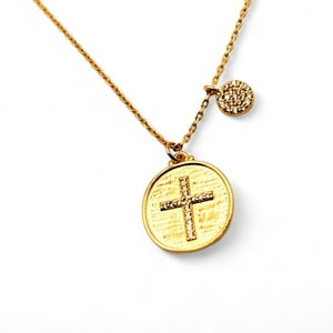 Tiana Joyas - Collar Religioso Con Una Medalla De Cruz Con Circones De Plata 925 Enchapada En Oro De 18K