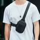 thumbnail image 2 of Bolso bandolera pequeño impermeable para hombre y mujer, ideal para correr, ciclismo, viajes y compras, color negro., 2 of 5