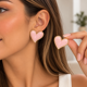 thumbnail image 1 of Aros Corazón Xl Borde Dorado Estilo Chunky rosa Talla Única, 1 of 3