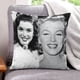 thumbnail image 1 of Marilyn Monroe Fundas de almohada de terciopelo con tema, regalos de funda de almohada, decoración para el hogar, cojín de lanzar, regalo de cumpleaños para fans y parejas. 60cm x 60cm., 1 of 6