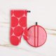 thumbnail image 2 of Set de 2 piezas: Manopla para horno y agarrador para ollas Kate Spade Joy Dot rojo/rosa, 2 of 9