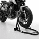 thumbnail image 1 of Caballete Delantero Universal Para Moto EOLAND Soporte Horquilla Ajustable 26 A 35 Cm Acero Tubular Reforzado Ruedas Hasta 150 Kg, 1 of 6