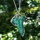thumbnail image 4 of Bahamut - Broche esmaltado con diseño de árbol verde elfo navideño elegante para mujer y hombre, collar con colgante para traje, broche con cierre de capa, joyería para cosplay, 4 of 7