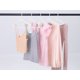 thumbnail image 4 of Paquete de 30 percheros de plástico antideslizantes, percheros duraderos de 360 grados que ahorran espacio para ropa, armario, mantas, pantalones o camisas blancas, 4 of 6