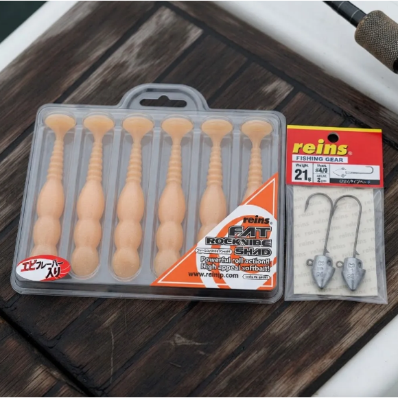 Kit Reins Fat Rockvibe Shad 4” Color Blanco Pez + 2 Jigs 21 g 4/0
