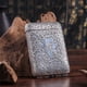 thumbnail image 5 of Estuche de aleación con tres aberturas para cigarrillos, diseño de Peaky Blinders, con tres lados tallados, ultrafino, estilo clásico europeo, para fumadores (amarillo)., 5 of 7