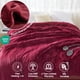 thumbnail image 4 of Manta térmica Beautyrest, suave, cálida, reversible, de felpa King, roja, 4 of 8