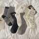 thumbnail image 3 of Xiao Hua 2 pares de calcetines grises a cuadros estilo campestre, calcetines retro con lazo estampado, calcetines de cuello redondo modernos y bonitos para mujer, talla única., 3 of 3