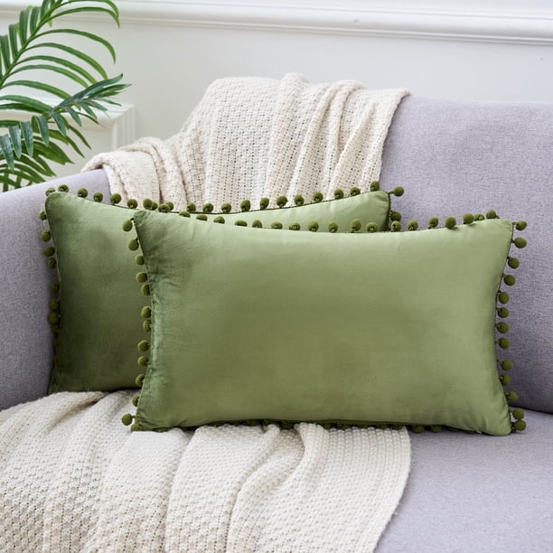 REGALWOVEN Paquete de 2 Fundas de Cojín de Terciopelo con Pompones Fundas de Almohada Decorativas con Flecos Verde 12" x 20"
