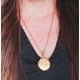 thumbnail image 3 of Colgante con dije Vintage Relicario Circular relieve flores chapado en oro 18kl, 3 of 3