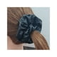 thumbnail image 2 of Coleta Para Cabello Mediana Ecocuero Negro, 2 of 2