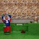 thumbnail image 3 of Juego inflable de puntería con jugador de fútbol americano Beistle con balón, 3 of 6