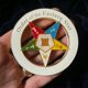 thumbnail image 3 of Emblema para Vehículo The Masonic Exchange 8 cm Blanco y Dorado, 3 of 6