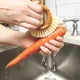 thumbnail image 2 of Cepillo de limpieza para verduras y frutas Full Circle The Ring, 2 of 8