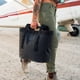 thumbnail image 2 of Bolso utilitario impermeable YETI Camino 35, gris niebla/azul, 2 of 9