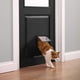 thumbnail image 4 of Puerta para gatos con cierre magnético de 4 vías para perros grandes, 23,5 x 25 x 5,4 cm, fácil de instalar con marco telescópico., 4 of 5