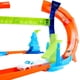 thumbnail image 2 of Set de atletismo para coches de juguete Hot Wheels Flip & Jump con cierre en forma de sacacorchos, 2 of 6