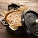 thumbnail image 4 of Cazuela STAUB de 5,5 L Redonda, Acabado Negro Mate, 4 of 8