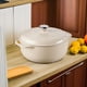 thumbnail image 4 of Dutch Oven Lodge Essential, hierro fundido esmaltado, 6 litros, madera de sándalo, 4 of 4