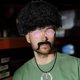 thumbnail image 4 of Disfraz de hippie para hombre, 4 piezas, accesorios, medallón de la paz, disfraz afro, peluca, gafas de sol de la paz, bigote, 4 of 7