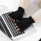 thumbnail image 2 of Guantes de medio dedo de invierno de punto con pantalla táctil, cálidos y elásticos, sin dedos, talla común para hombres y mujeres, color negro., 2 of 5