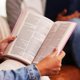 thumbnail image 5 of Biblia HarperCollins NKJV de aspecto cuero azul, letras rojas, 5 of 9