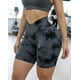 thumbnail image 4 of Calza Corta Mujer Fitness Pretina Cruzada Push Up Tie Dye, 4 of 5