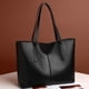 thumbnail image 4 of Bolso de un solo hombro para mujer, de gran capacidad, moderno y sencillo, con un toque avanzado, estilo Joker., 4 of 5