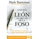 thumbnail image 1 of Libro Con un león en medio de un foso: Cómo sobrevivir y triunfar, 1 of 1