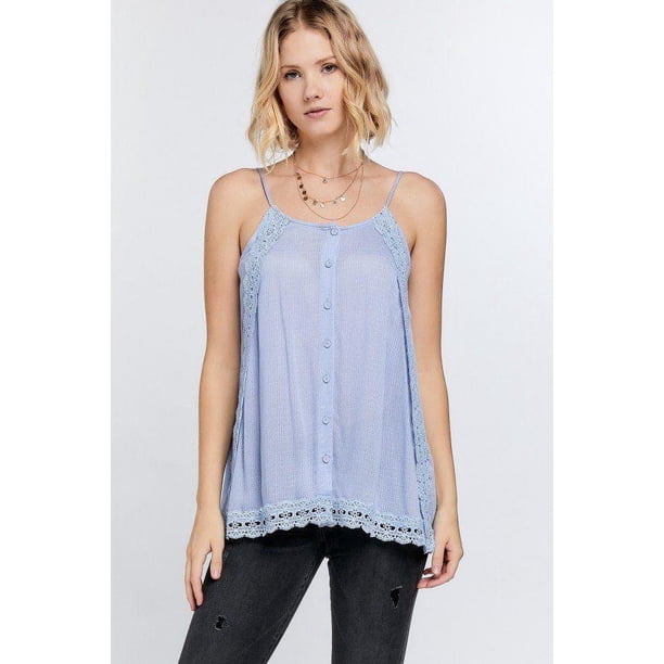 Camisola Estilo Bohemio con Ribete de Encaje Festoneado, Botones Detallados, Aberturas Laterales Texturizadas Sutiles y Capas Superpuestas.
