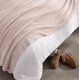 thumbnail image 4 of Manta UGG Whitecap Queen 228 cm de felpa rosa, 4 of 8