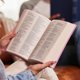 thumbnail image 4 of Biblia HarperCollins NKJV de aspecto cuero azul, letras rojas, 4 of 9