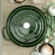 thumbnail image 3 of Hierro fundido Cocotte Staub, 4 litros, fabricado en Francia, con tapa verde albahaca, 3 of 9