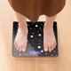 thumbnail image 2 of Báscula de peso OBRVNASE 26x26 cm negro/blanco con estrellas y LCD, 2 of 5