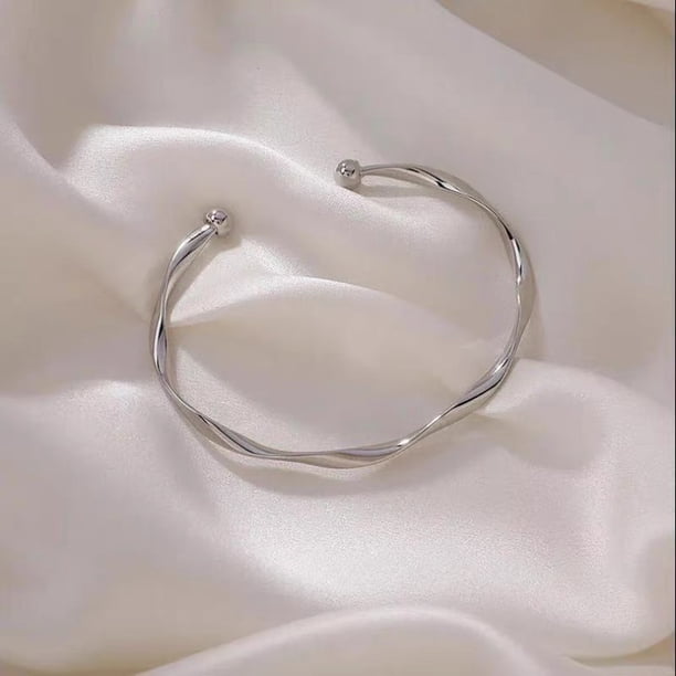 Gorgeous Twisted Alloy Open Bracelet - Perfect for the Fashionable Woman!