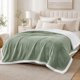 thumbnail image 2 of Manta Martiné Flannel Sherpa 127x152 cm Verde musgo, 2 of 3